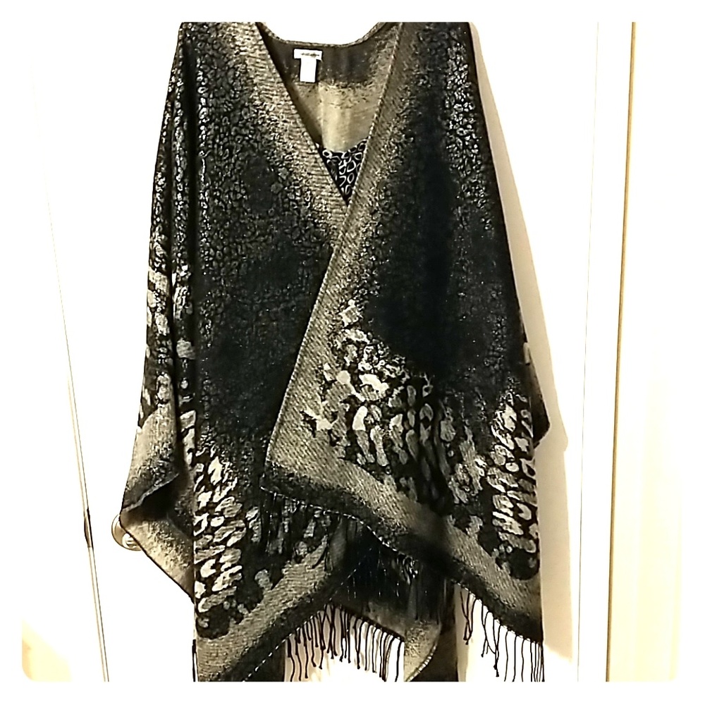 1/6

Croft & Barrow Reversible Leopard Print Fring